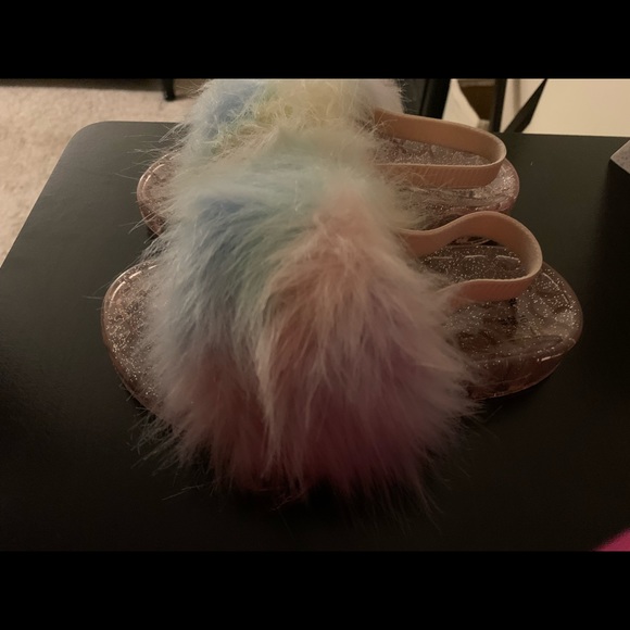 Rainbow faux fur slide - Picture 4 of 4